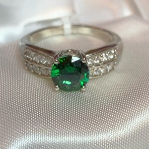 💚Swarovski Green/White Ring💚